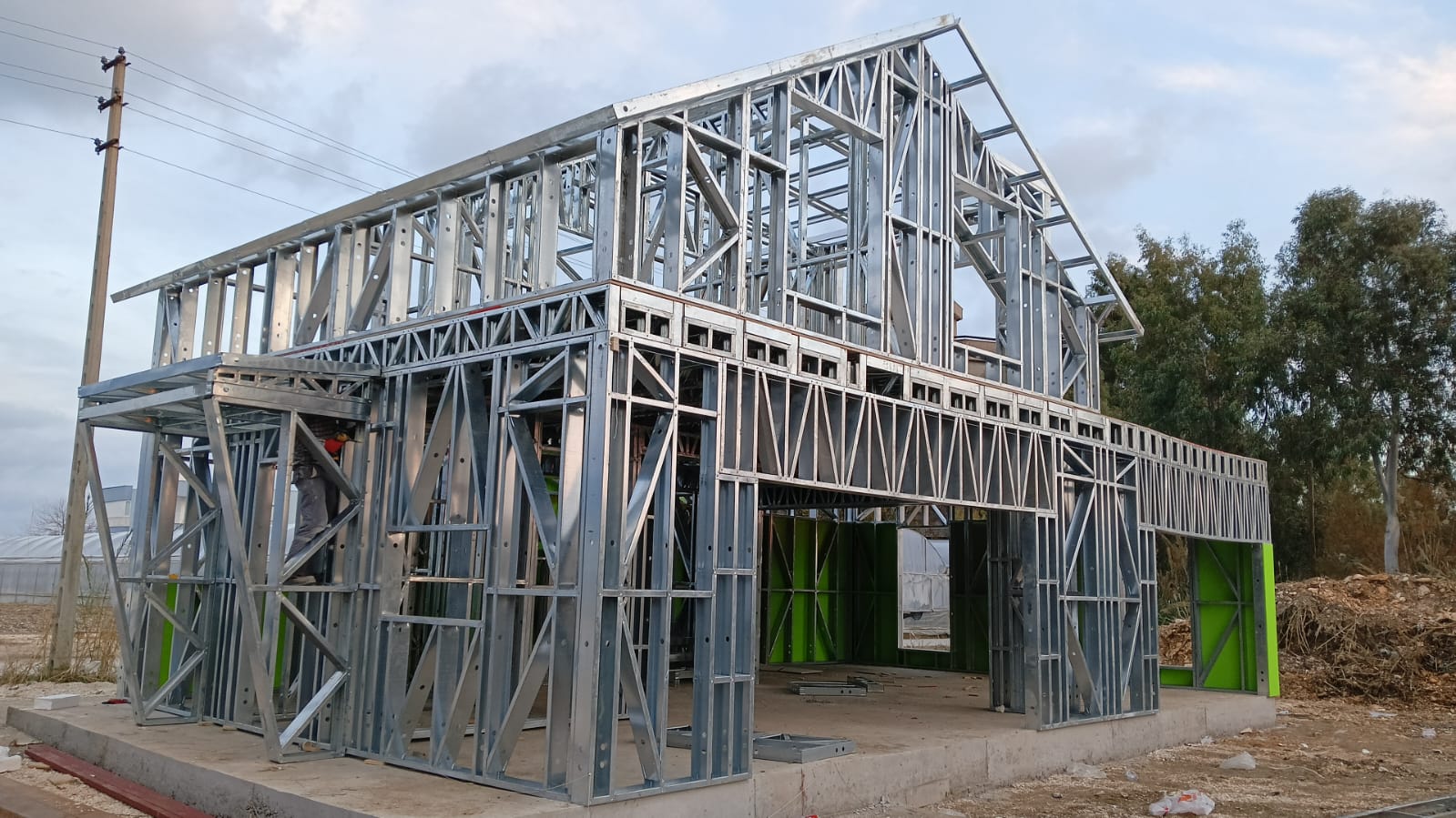 Modern mimari ve büyük cam pencereler ile güzel alışveriş merkezi