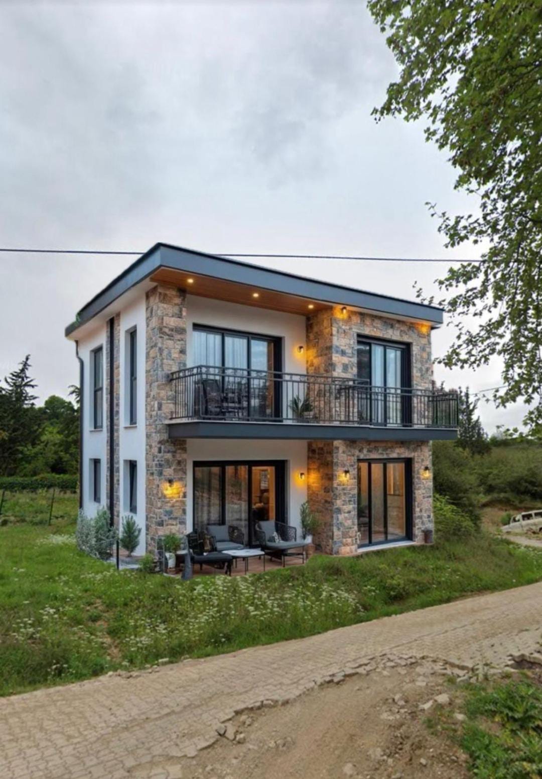 Yüzme havuzu bahçe alanı ve çağdaş mimari tasarım ile modern villa